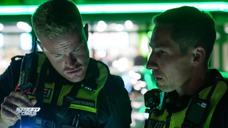 L-R: Sven Lübbermann and Markus Lindner on duty near Lüneburg. – Bild: DMAX
