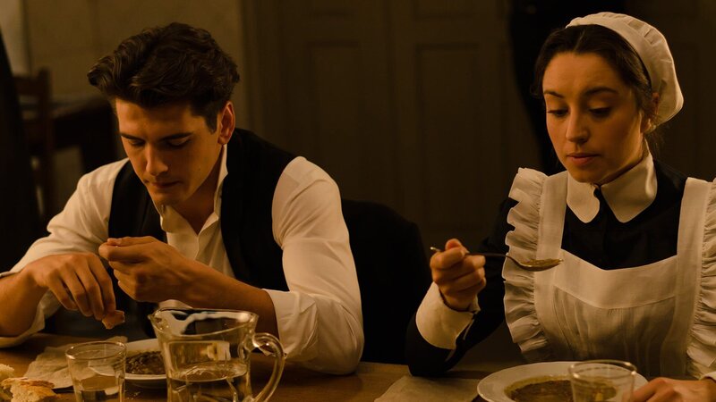 l-rJulio Olmedo(Yon González,l),Doncella Camilla( – Bild: AXN White