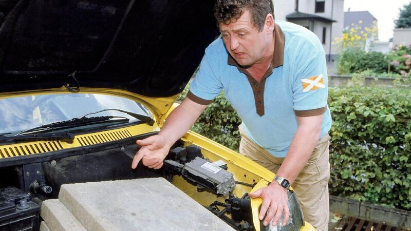 Benno (Willi Thomczyk) kann nicht fassen, dass er von den Autoverkäufern übers Ohr gehauen wurde: Stefanies neuer Wagen hat überhaupt keinen Motor! – Bild: RTL /​ Frank Dicks