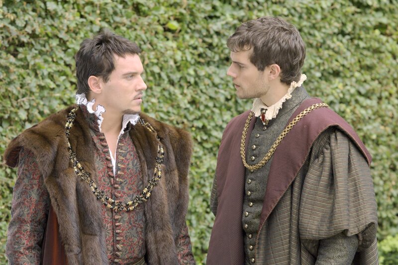 Bei einem Spaziergang vertraut sich König Henry VIII. (Jonathan Rhys Meyers, l.) seinem Freund Charles Brandon (Henry Cavill, r.) an … – Bild: AXN White
