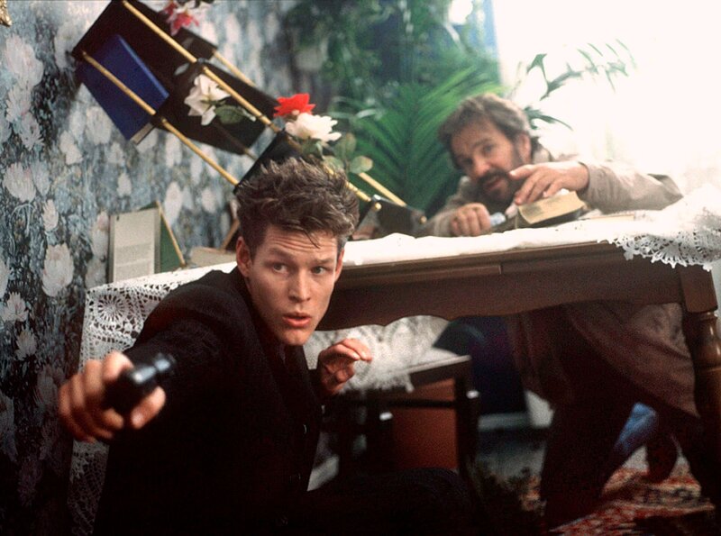 Schimanski (Götz George) und Schrader (Steffen Wink, vorn) geraten auf der Suche nach Amecaj in eine Falle. – Bild: WDR/​Kerstin Stelter