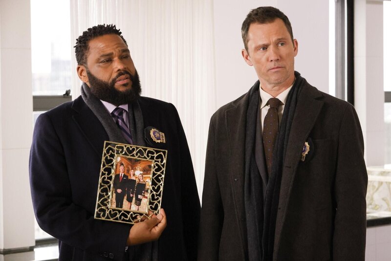Detective Kevin Bernard (Anthony Anderson, l.), Detective Frank Cosgrove (Jeffrey Donovan) – Bild: RTL /​ 2022 Universal Television LLC