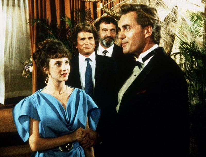 Cindy (Hallie Todd), völlig verwandelt, ist die Attraktion des großen Filmballs, auf dem die neue Hauptdarstellerin gekürt werden soll. Mark (Victor French, 2.v.r.) und Jonathan (2.v.l.) freuen sich darüber. – Bild: Sat.1 Gold