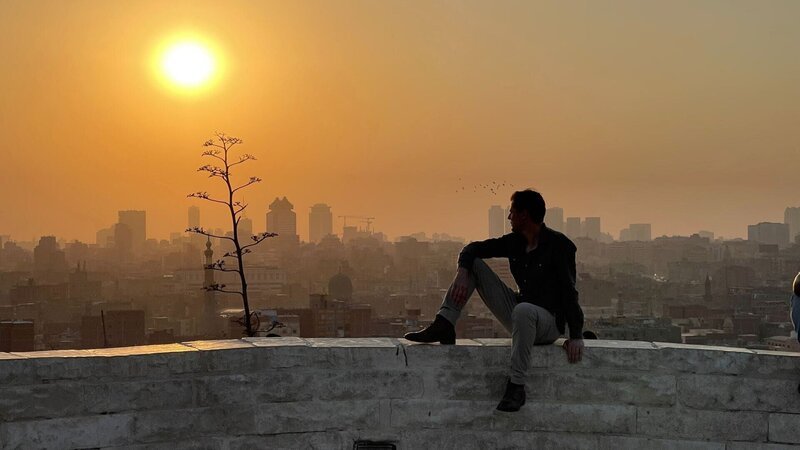 Daniel Gerlach vor der Skyline von Kairo. – Bild: THE HISTORY CHANNEL /​ ZDF und Katrin Sandmann./​Katrin Sandmann/​Katrin Sandmann