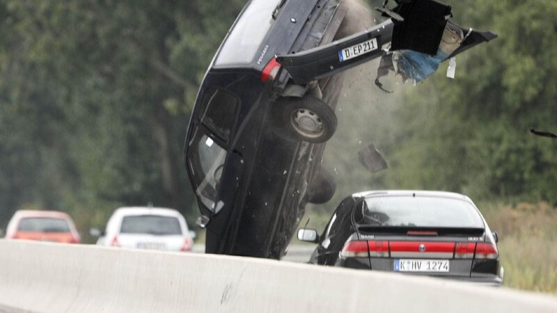Der Gangster verursacht auf der Flucht vor den Helden einige Unfälle. Dabei verliert er die Kontrolle und gerät unter einen LKW-Auflieger … – Bild: TVNOW /​ Guido Engels