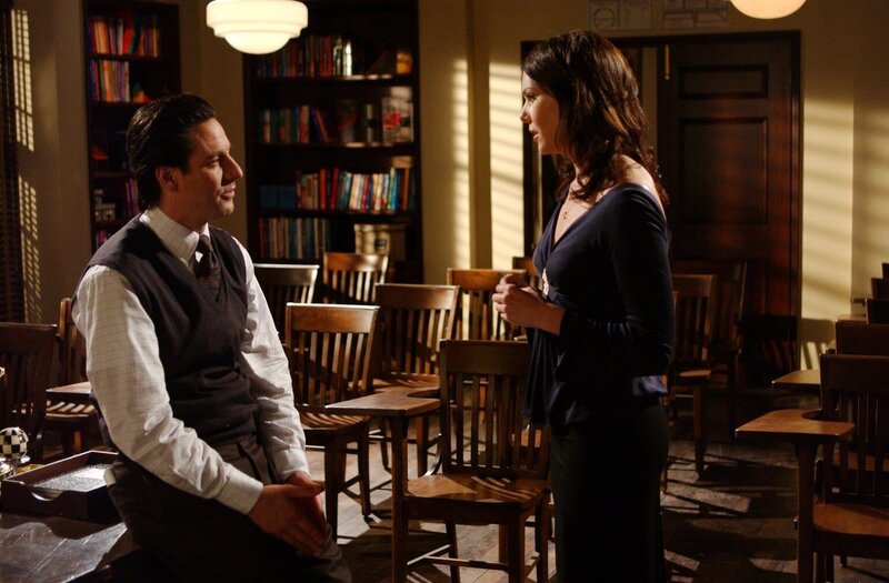 Lorelai (Lauren Graham, r.) trifft auf Max (Scott Cohen, l.) und ein Kuss zwischen den beiden bringt Lorelai vollkommen durcheinander … – Bild: 2002 Warner Bros. Lizenzbild frei