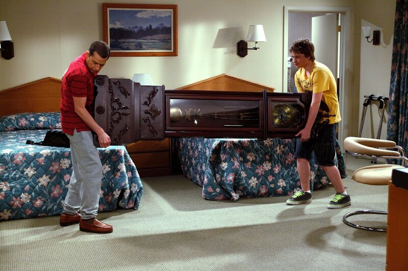 Alans (Jon Cryer, l.) Schwieger-Großvater ist gestorben und hat ihm eine wertvolle Standuhr vermacht. Gemeinsam mit seinem Sohn Jake (Angus T. Jones, r.) macht er sich auf die lange Fahrt nach Sacramento, um die Uhr abzuholen … – Bild: Warner Brothers
