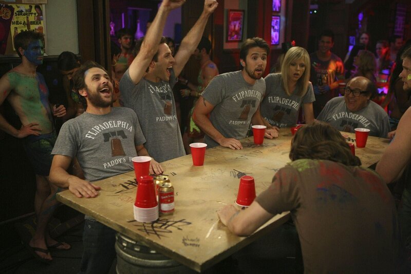 Haben Charlie (Charlie Day, l.), Dennis (Glenn Howerton, 2.v.l.), Mac (Rob McElhenney, M.), Dee (Kaitlin Olson, 2.v.r.) und Frank (Danny DeVito, r.) überhaupt eine Chance im Becherschnipp-Wettbewerb? – Bild: Bluebush Productions, LLC