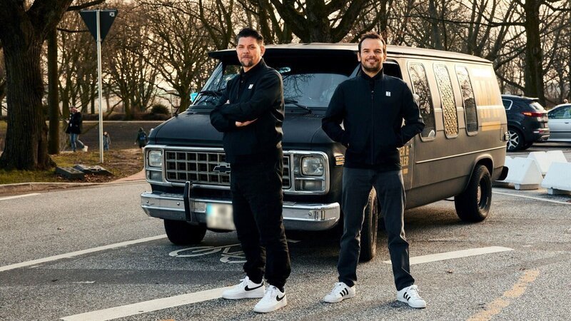Tim Mälzer (l.) und Steffen Henssler Die Verwendung des sendungsbezogenen Materials ist nur mit dem Hinweis und Verlinkung auf RTL+ gestattet. – Bild: RTL /​ Hendrik Lüders