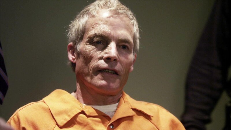 Es wird eine Leiche gefunden, die eindeutig die Handschrift des inhaftierten Serienkillers Charles Hoyt (Michael Massee) aufweist. Gibt es womöglich einen Komplizen, der sein perfides Spiel weiter fortführt, während er im Gefängnis sitzt? – Bild: Warner TV Serie