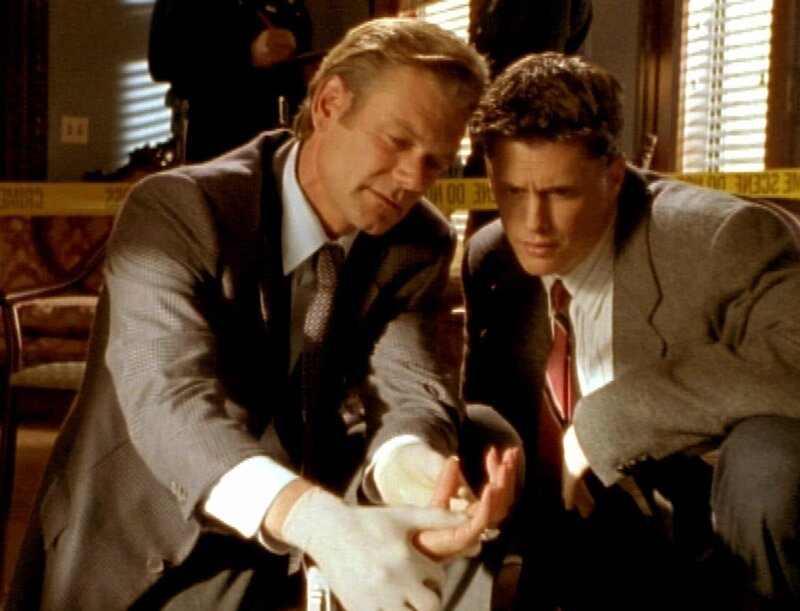 Detective Ballard (Christopher Murray?, li.) wurde zu einem Merkwürdigen Mordfall gerufen. Er rekonstruiert mit seinem Kollegen (Tom Westbrook?) den Mordfall, aber eine Frage bleibt offen … – Bild: c/​RTL II