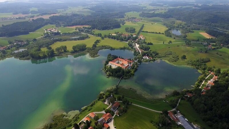 Bayrische Inselgeschichten – Seeoner See Der Seeoner See mit Klosterinsel Copyright: SRF/​BR/​TELLUX FILM GmbH – Bild: SRF/​BR/​TELLUX FILM GmbH