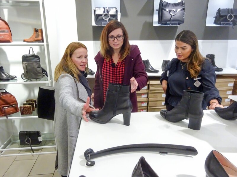 V.l.: Shoppingbegleitung Mareike, Kandidatin Erika und Verkäuferin – Bild: TVNOW /​ Constantin Ent.