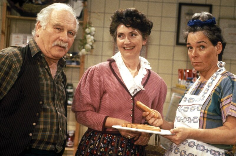 Der Stanglwirt (Peter Steiner) ist mal wieder der Hahn im Korb. (Ulla King, Gerda Steiner). – Bild: ORF/​RTL/​Was wahr is’, is’ wahr