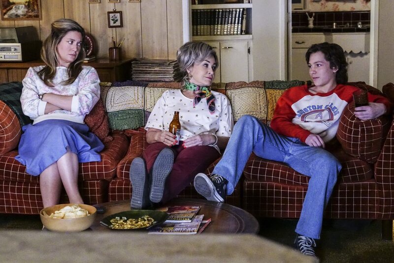 Während Mary darauf beharrt, Sheldon eine Lektion erteilen zu wollen, beginnen Meemaw und Georgie daran zu zweifeln, ob es wirklich gut ist, Sheldon wie einen Erwachsenen zu behandeln … – Bild: Warner Bros. Television