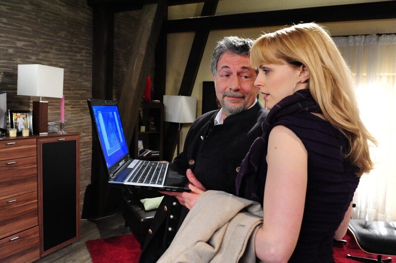 Julius (Michele Oliveri, l.); Rosalie (Natalie Alison, r.) – Bild: ARD /​ Ann Paur