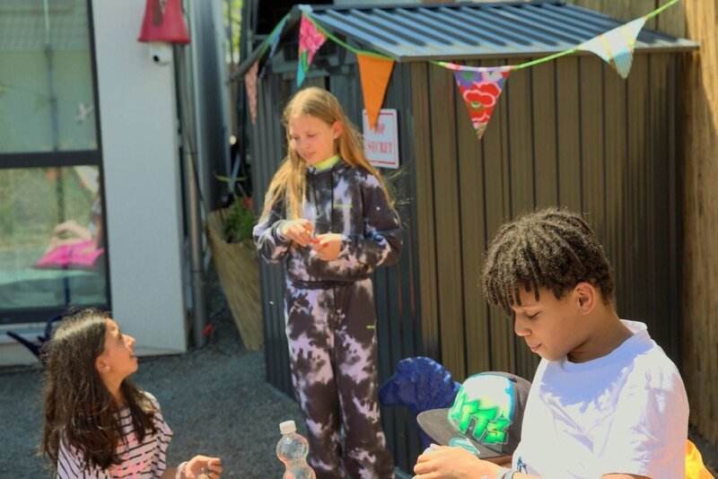 V.l.: Lara, Abigail und Eric. – Bild: RTL /​ sagamedia /​ Stephan Sattig