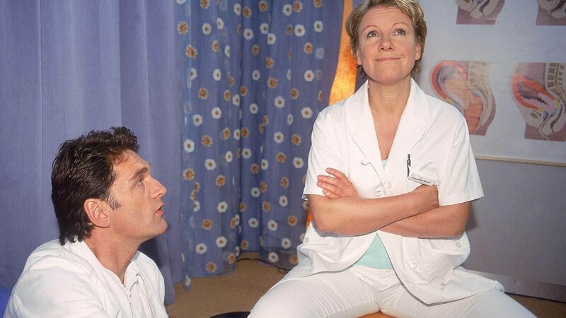Dr. Schmidt (Walter Sittler) muss vor Nicola (Mariele Millowitsch) kriechen: er hebt das Stationsverbot für sie wieder auf, wenn sie nur mit hinunter kommt und den kleinen Jungen beruhigt, der alle beißt, die in seine Nähe kommen. – Bild: MG RTL D