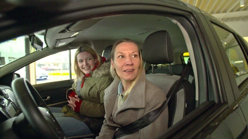 Jeanette und Freundin Caro (li.) freuen sich über den neuen Alten – Bild: RTLZWEI