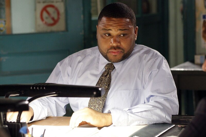 Detective Kevin Bernard (Anthony Anderson) sucht mit seinem Kollegen einen Serienmörder, der es auf obdachlose Männer abgesehen hat. – Bild: RTL /​ NBC