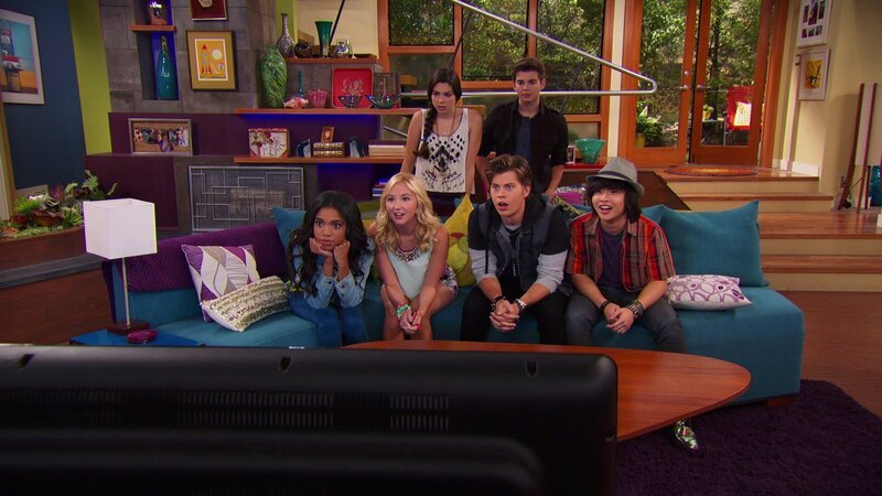 Hinter, l-r: Phoebe Thunderman (Kira Kosarin), Max Thunderman (Jack Griffo). Vorne, l-r: Kelsey (Teala Dunn), Cherry (Audrey Whitby), Oyster (Tanner Stine), Gideon (Kenny Ridwan). – Bild: ViacomCBS