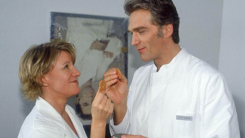 Nikola (Mariele Millowitsch) und Dr. Schmidt (Walter Sittler) entdecken über den Chefarzt-Streit wieder alte Gemeinsamkeiten. – Bild: MG RTL D /​ Martin Menke