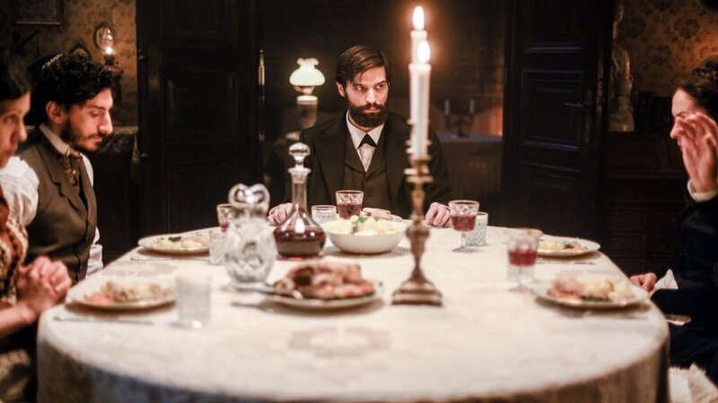 Daniela Golpashin (Anna Bernays), Nadiv Molcho (Eli Bernays), Robert Finster (Sigmund Freud). – Bild: Honorarfrei – nur für diese Sendung bei Nennung ZDF und ORF/​Satel Film/​Bavaria Fiction/​ Jan Hromadko.