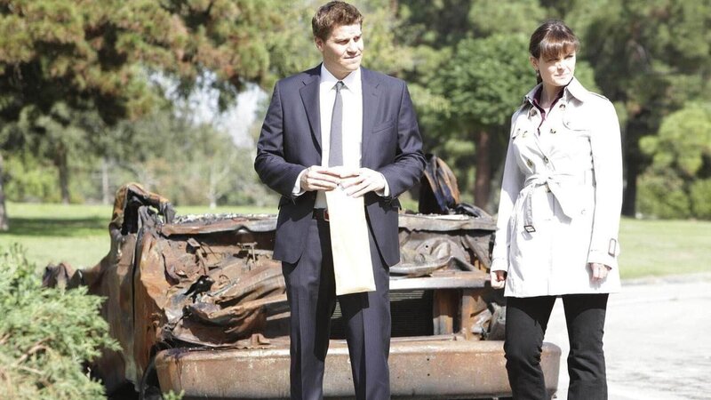 Nachdem der Tote aus dem LKW-Wrack identifiziert werden konnte, suchen Booth (David Boreanaz) und Brennan (Emily Deschanel) nach einem Tatverdächtigen. – Bild: RTL /​ Fox
