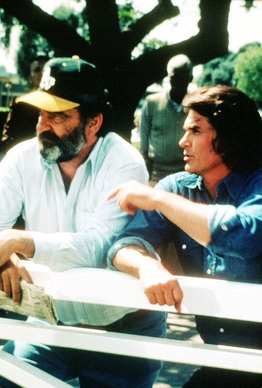 Unterstützt von seinem Erdenfreund Mark (Victor French, l.) dringt Jonathan (Michael Landon, r.) in die Herzen der ausgewählten Menschen ein … – Bild: Worldvision Enterprises, Inc.