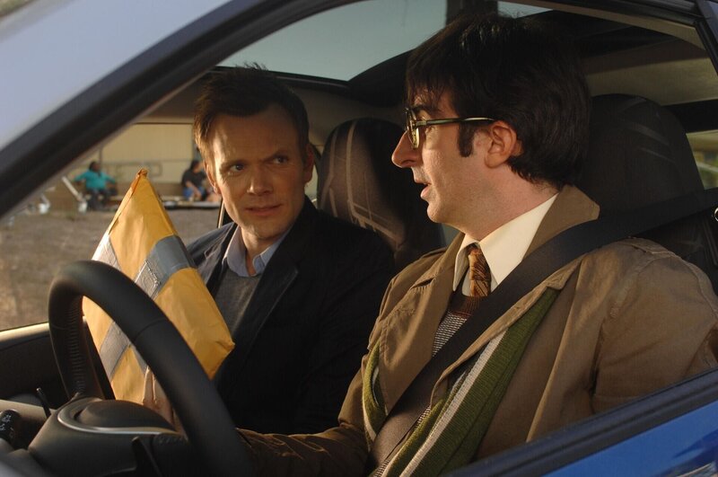 Jeff Winger (Joel McHale, l.) hofft mit Hilfe von Dean Pelton (Jim Rasch, r.) und kleinen Betrügereien schnellstmöglich in seinen Beruf zurückkehren, doch schon bald merkt er, dass dies nicht funktioniert … – Bild: CPT Holdings, Inc. All Rights Reserved. Lizenzbild frei