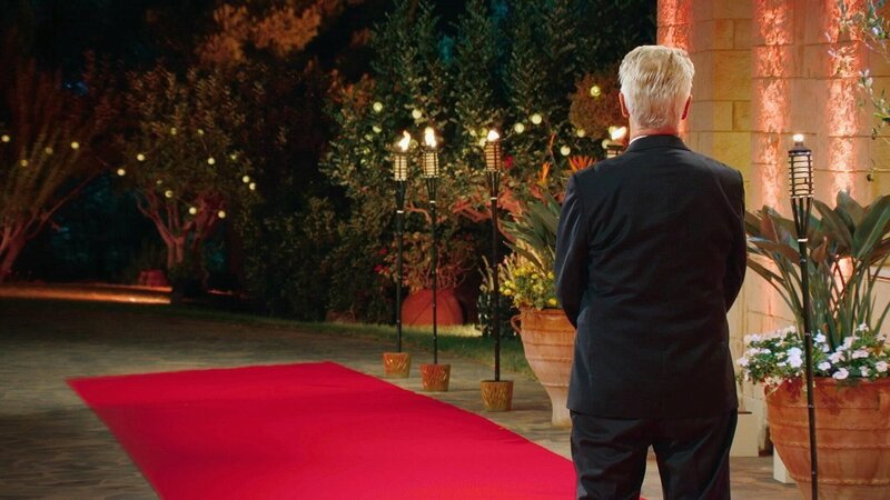 Voller Aufregung erwartet ‚Golden Bachelor‘ Franz Stärk ‚seine Damen‘ zum erste Mal auf dem roten Teppich in Griechenland. – Bild: RTL
