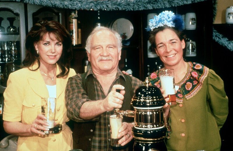 Der Stanglwirt (Peter Steiner) ist von Petra Schürmann etwas zu begeistert, findet auch Leni (Gerda Steiner-Paltzer). – Bild: ORF/​RTL