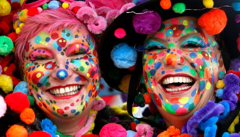 Der Düsseldorfer Rosenmontagszug steht, wie der gesamte Düsseldorfer Karneval, in der Session 2015/2016 unter dem Motto „Düsseldorf – Scharf wie Mostert!!“ Der traditionell eindrucksvolle Narrenzug, der sich durch die Straßen der Rheinmetropole bewegt, lockt jedes Jahr tausende Zuschauer in die Landeshauptstadt. – Bild: WDR/dpa/Roland Weihrauch Der Düsseldorfer Rosenmontagszug steht, wie der gesamte Düsseldorfer Karneval, in der Session 2015/2016 unter dem Motto „Düsseldorf – Scharf wie Mostert!!“ Der traditionell eindrucksvolle Narrenzug, der sich durch die Straßen der Rheinmetropole bewegt, lockt jedes Jahr tausende Zuschauer in die Landeshauptstadt. – Bild: WDR/dpa/Roland Weihrauch