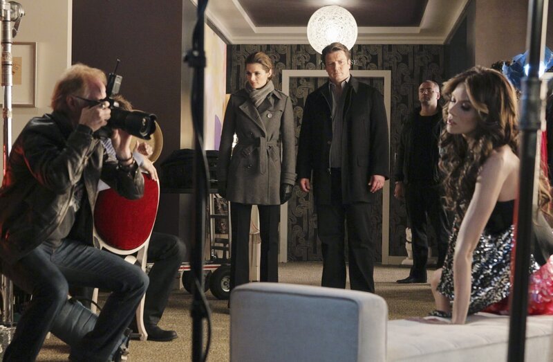 Kate Beckett (Stana Katic, 2.v.l.) und Richard Castle (Nathan Fillion, 3.v.r.) statten Reality-TV-Star Kay Cappuccio (Hilarie Burton, r.) einen Besuch ab. Sie wird verdächtigt, etwas mit dem Mord an dem Hundetrainer Francisco Pilar zu tun zu haben … – Bild: ABC Studios