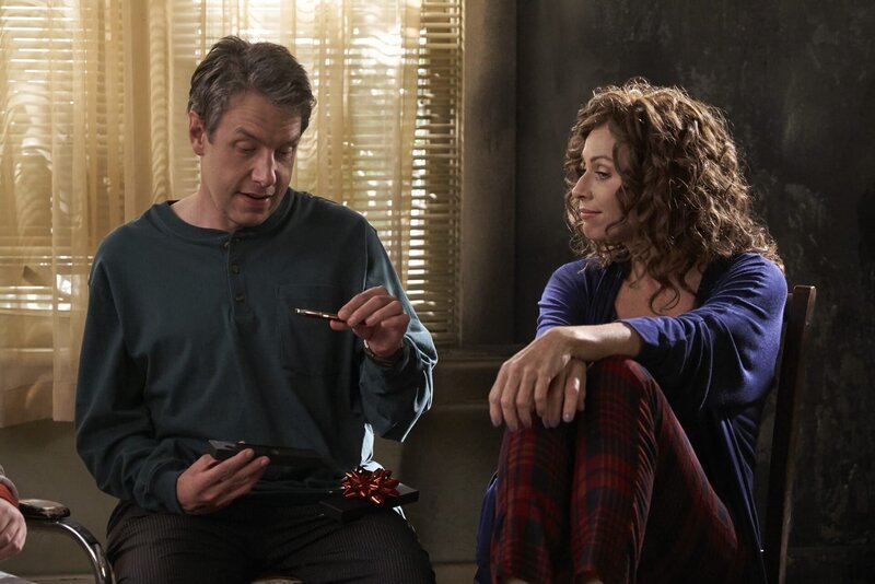 Jimmy DiMeo (John Ross Bowie, l.); Maya DiMeo (Minnie Driver, r.) – Bild: 2018⁠–⁠2019 American Broadcasting Companies. All rights reserved. Lizenzbild frei
