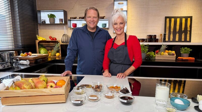 Björn Freitag (l.) und Anja Tanas backen Kuchen und Kekse mit natürlicher Süße – ganz ohne Kristallzucker. – Bild: WDR/​solis TV/​Joshua Stolz