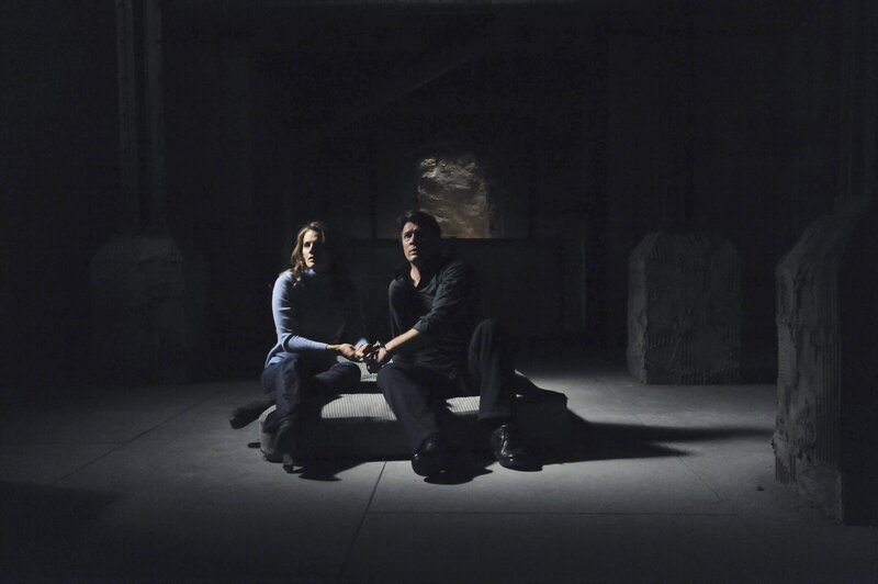Richard Castle und Kate Beckett finden sich plötzlich mit Handschellen aneinander gekettet in einem Raum wieder und beide haben keine Ahnung, wie sie dort hingekommen sind … – Bild: American Broadcasting Companies, Inc.