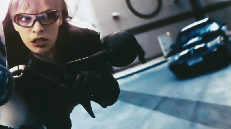 Im Auftrag eines Vampir-Anführers bringt Violet (Milla Jovovich) einen Koffer in ihre Gewalt, in dem sich angeblich die ultimative Waffe gegen die rätselhafte Viruskrankheit „Hemophagia“ befinden soll … – Bild: Screen Gems, Inc. Lizenzbild frei Im Auftrag eines Vampir-Anführers bringt Violet (Milla Jovovich) einen Koffer in ihre Gewalt, in dem sich angeblich die ultimative Waffe gegen die rätselhafte Viruskrankheit „Hemophagia“ befinden soll … – Bild: Screen Gems, Inc. Lizenzbild frei