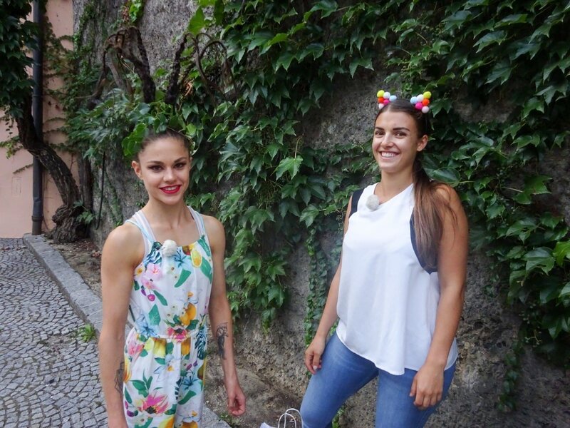 Kandidatin Stefanie (l.) mit ihrer Shoppingbegleitung Regina – Bild: TVNOW /​ Constantin Entertainment