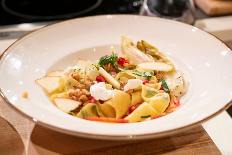 Jenny Höhne-Volkmann: Pasta mit Nussbutter, Chicorée, Apfel und Ziegenkäse 4,58 € – Bild: RTL Living