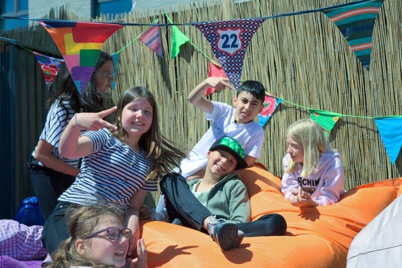 V.l.: Lara, Aliya, Linda, Matts, Mert und Josephine. Die Verwendung des sendungsbezogenen Materials ist nur mit dem Hinweis und Verlinkung auf RTL+ gestattet. – Bild: RTL /​ sagamedia /​ Stephan Sattig