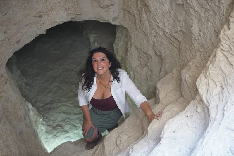Bettany Hughes in KV60: das Grab, in dem die Mumie der Hatschepsut gefunden wurde. – Bild: Sandstone Global
