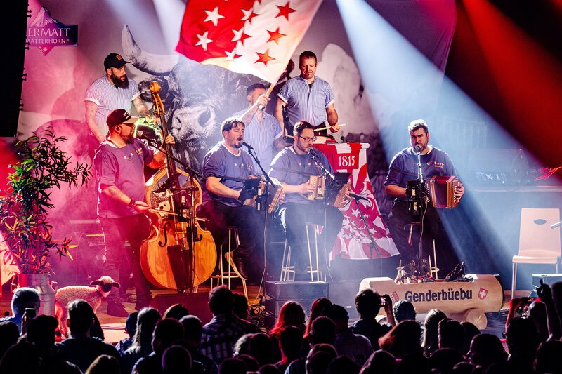 Genderbüebu – Die Rockstars der Volksmusik Genderbüebu auf der Bühne SRF – Bild: SF1