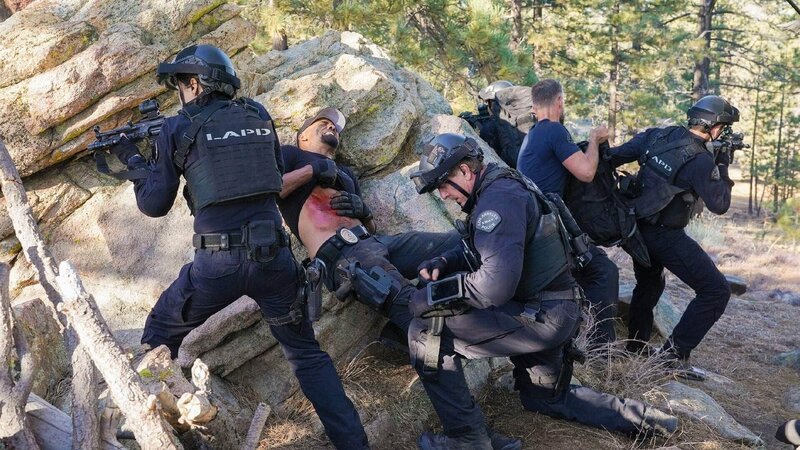 V.l.: Christina „Chris“ Alonso (Lina Esco), Daniel „Hondo“ Harrelson (Shemar Moore), Dominique Luca (Kenny Johnson), David „Deacon“ Kay (Jay Harrington) und Jim Street (Alex Russell) – Bild: TVNOW /​ Sony Pictures Television Inc. and CBS Studios Inc.