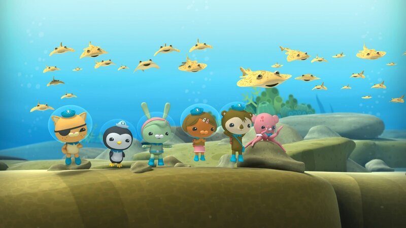 (V.li.) Kwasi, Peso, Trixie, Dana, Sebastian, Professor Tintling und die Zitterrochen beobachten, wie Käptn Barnius und Schildkröte Sandy das Oktopod retten. – Bild: SUPER RTL
