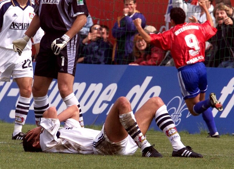 Michael Ballack (Leverkusen, liegend) frustriert nach seinem Eigentor, Altin Rraklli (Haching, re.) dreht jubelnd ab; quer, Frust, Jubel, jubeln, Torjubel, enttäuscht, verzweifelt, fassungslos, liegen, Boden, Rasen, Freud und Leid, Kontrast, Gegensätze Saison 1999/​2000, SpVgg Unterhaching – Bayer 04 Leverkusen 2:0 Unterhaching Stadion am Sportpark Freude, Verzweiflung, Enttäuschung, Fußball 1. BL Herren Mannschaft Deutschland Gruppenbild pessimistisch Aktion Personen, Datum: 20.05.2000 – Bild: imago/​Ulmer