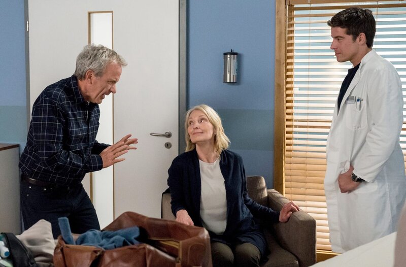 Ben (Philipp Danne, r.) gerät zwischen die Fronten, als Ann-Charlotte Ahlbeck (Katja Weitzenböck, M.) ihrem Mann Richard (Paul Frielinghaus, l.) droht ihn zu verlassen, wenn er nicht kürzertritt. – Bild: ARD/​Jens-Ulrich Koch