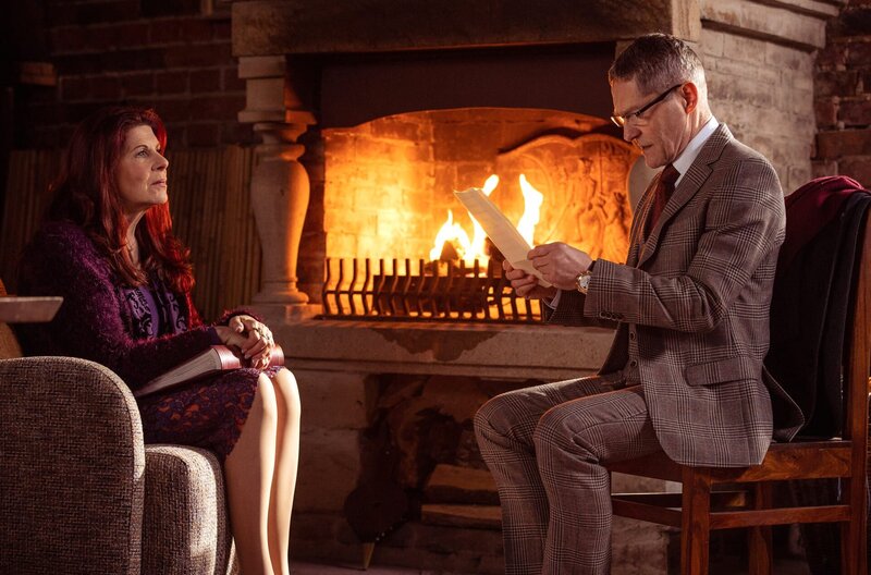 Vera Bader (Claudia Wenzel) hat vor einiger Zeit ihrer völligen Demenz vorgesorgt. Nun hat Kaminski einen an ihn gerichteten Brief gefunden, den er ihr vorliest. Kaminski zerreißt es fast das Herz, während sich Vera weder an ihn noch an den Brief erinnert. – Bild: MDR/​Saxonia Media/​Rudolf Wernicke