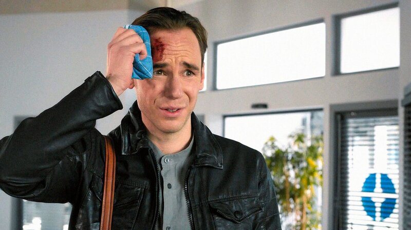 Jonas Jesse (Timo Weisschnur) hat sich eine Platzwunde zugezogen. – Bild: ARD/​Jens-Ulrich Koch