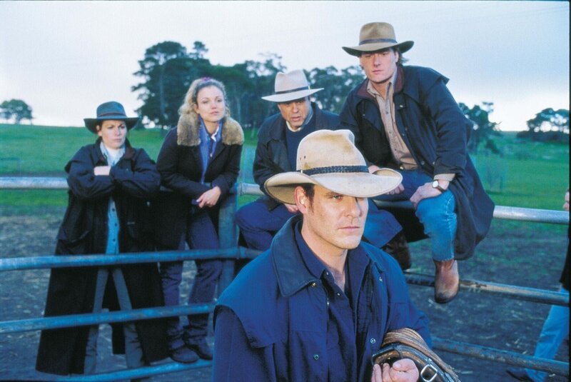 V. L.: Claire McLeod (Lisa Chappell),Tess Silverman McLeod (Bridie Carter), Alex Ryan (Aaron Jeffrey), Harry Ryan (Marshall Napier) und Nick (Myles Pollard). – Bild: RTL /​ Southern Star